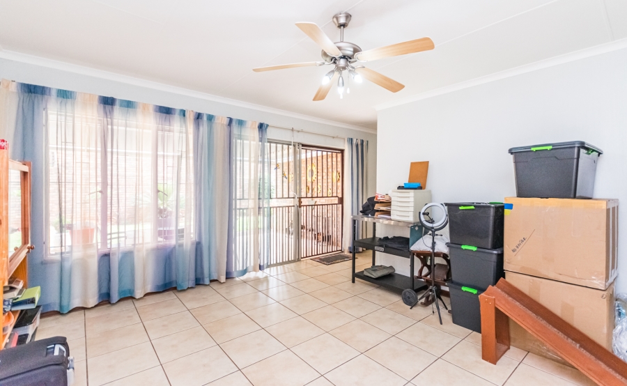 3 Bedroom Property for Sale in Die Hoewes Gauteng