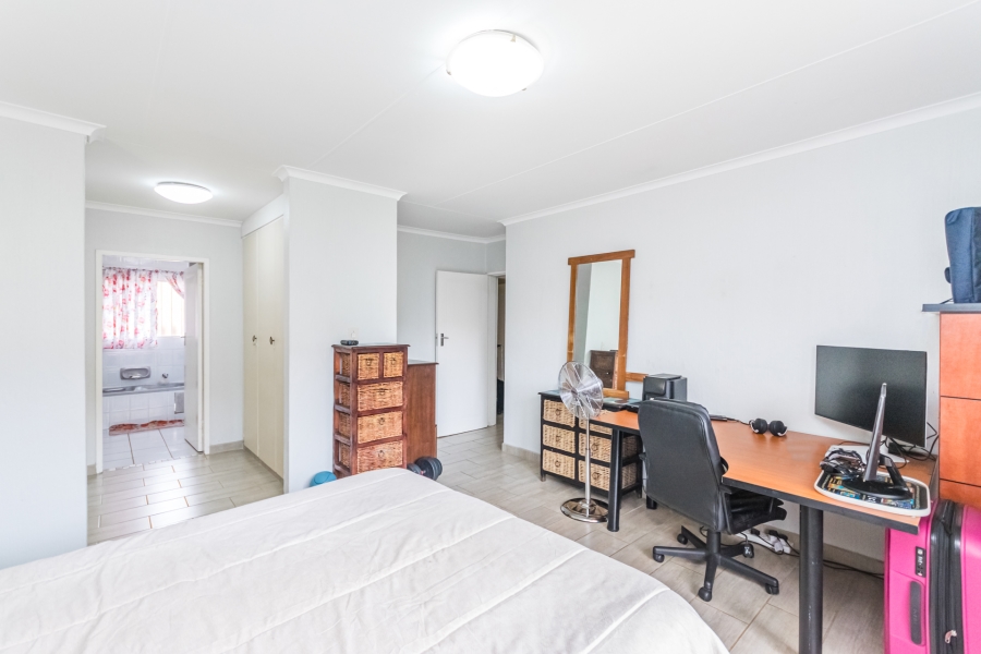 3 Bedroom Property for Sale in Die Hoewes Gauteng