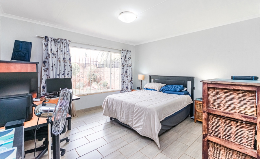 3 Bedroom Property for Sale in Die Hoewes Gauteng