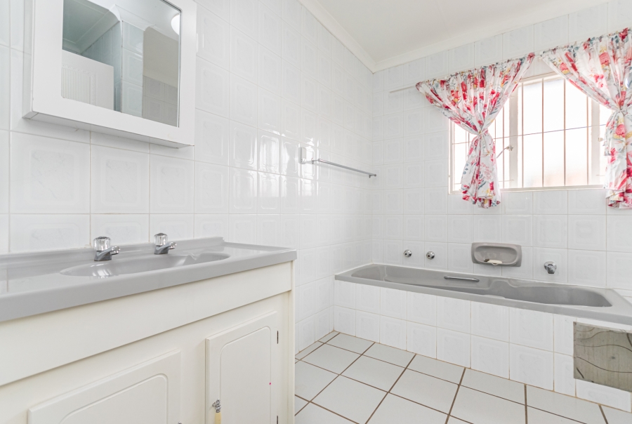 3 Bedroom Property for Sale in Die Hoewes Gauteng