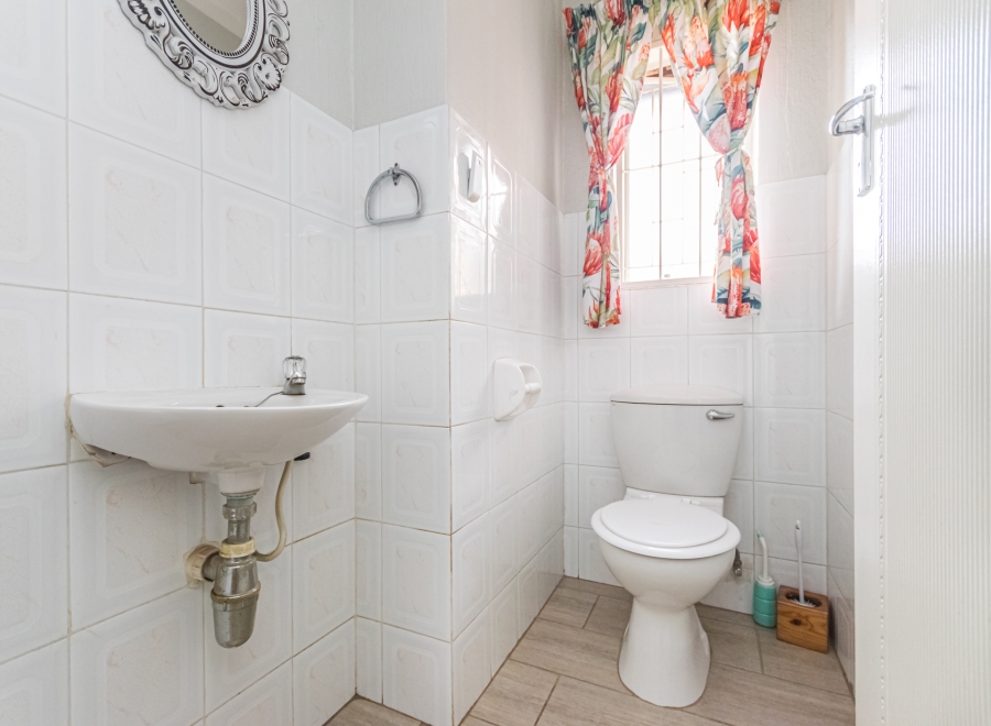 3 Bedroom Property for Sale in Die Hoewes Gauteng