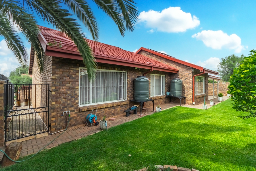3 Bedroom Property for Sale in Die Hoewes Gauteng
