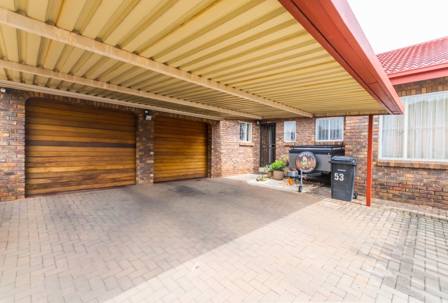 3 Bedroom Property for Sale in Die Hoewes Gauteng