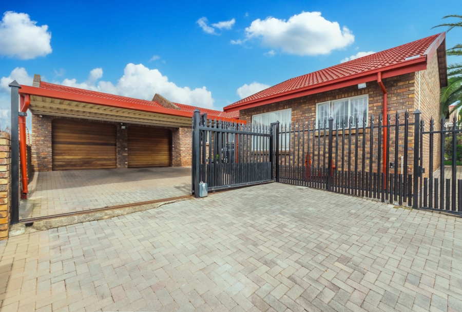 3 Bedroom Property for Sale in Die Hoewes Gauteng