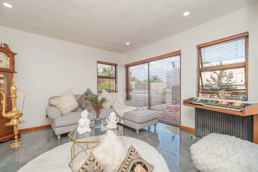 4 Bedroom Property for Sale in Little Falls Gauteng