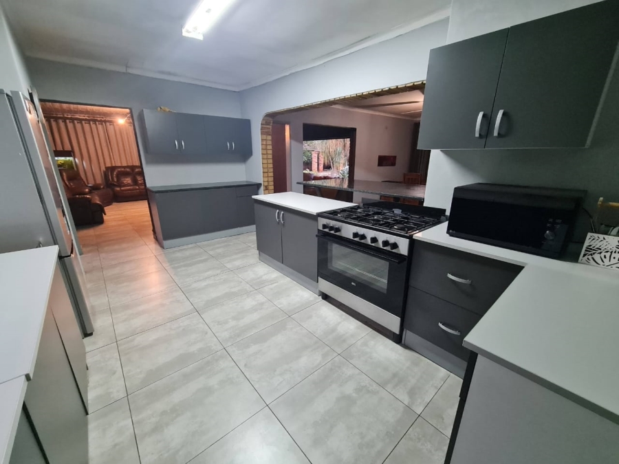 4 Bedroom Property for Sale in Sonneveld Gauteng