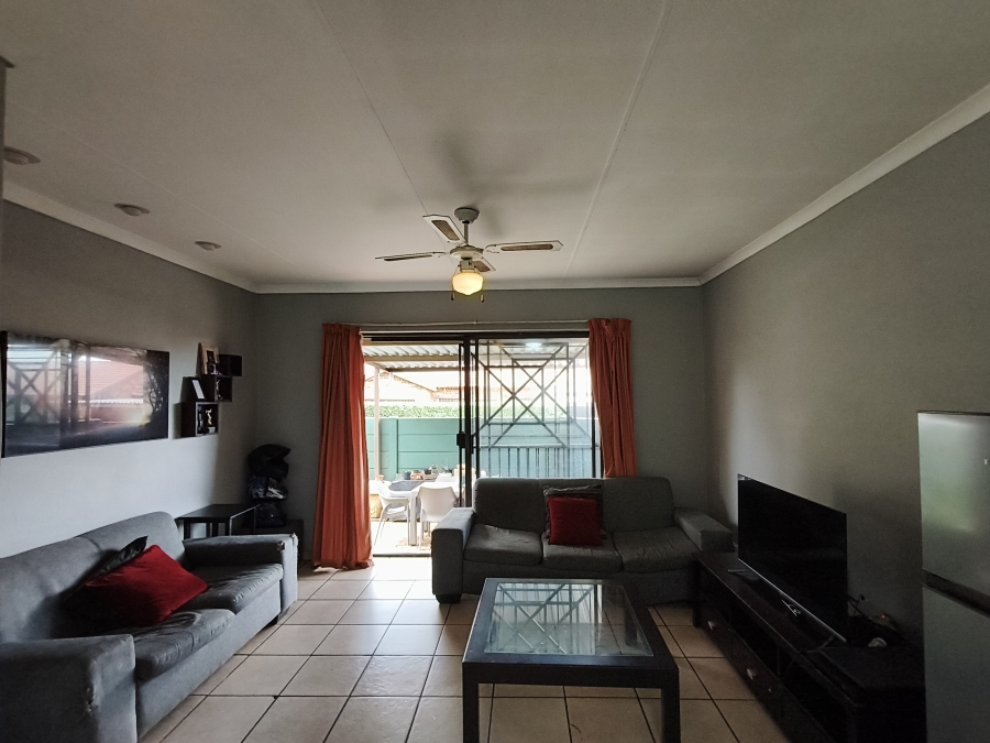 To Let 2 Bedroom Property for Rent in Weltevreden Park Gauteng