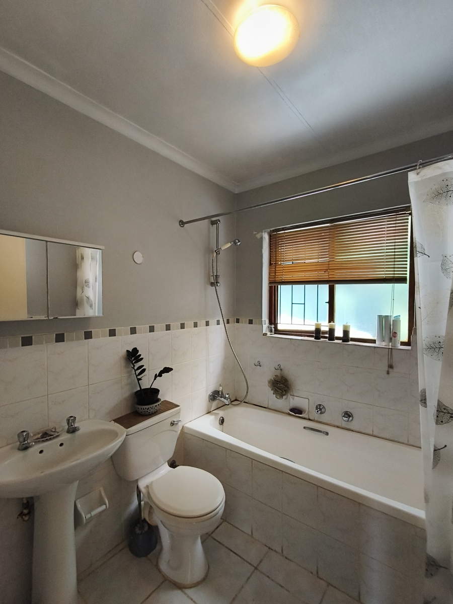 To Let 2 Bedroom Property for Rent in Weltevreden Park Gauteng