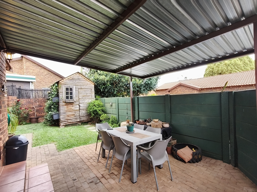 To Let 2 Bedroom Property for Rent in Weltevreden Park Gauteng