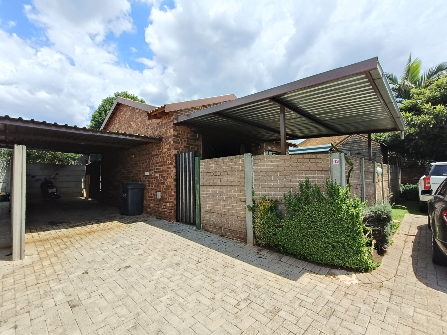 To Let 2 Bedroom Property for Rent in Weltevreden Park Gauteng