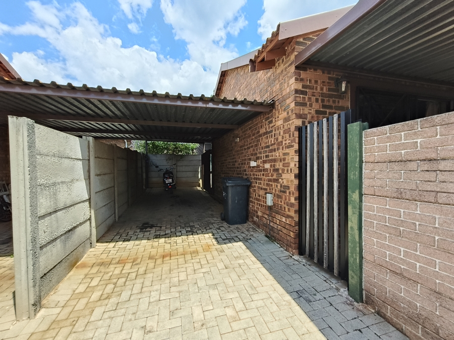 To Let 2 Bedroom Property for Rent in Weltevreden Park Gauteng