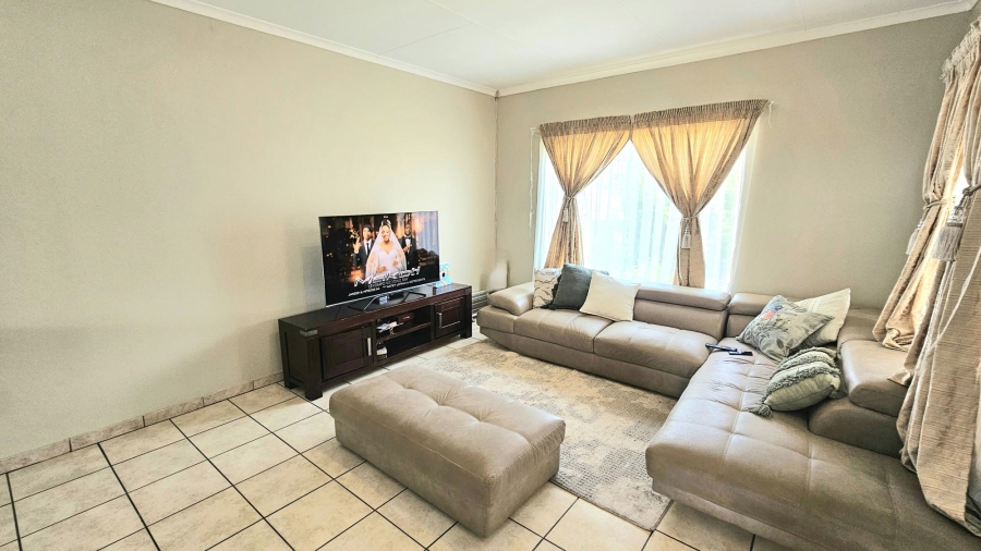 2 Bedroom Property for Sale in Die Hoewes Gauteng