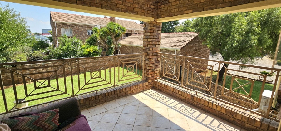 2 Bedroom Property for Sale in Die Hoewes Gauteng