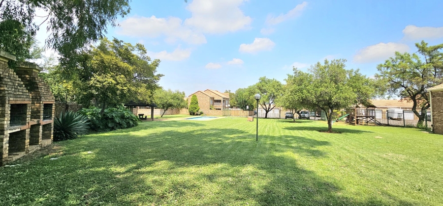 2 Bedroom Property for Sale in Die Hoewes Gauteng