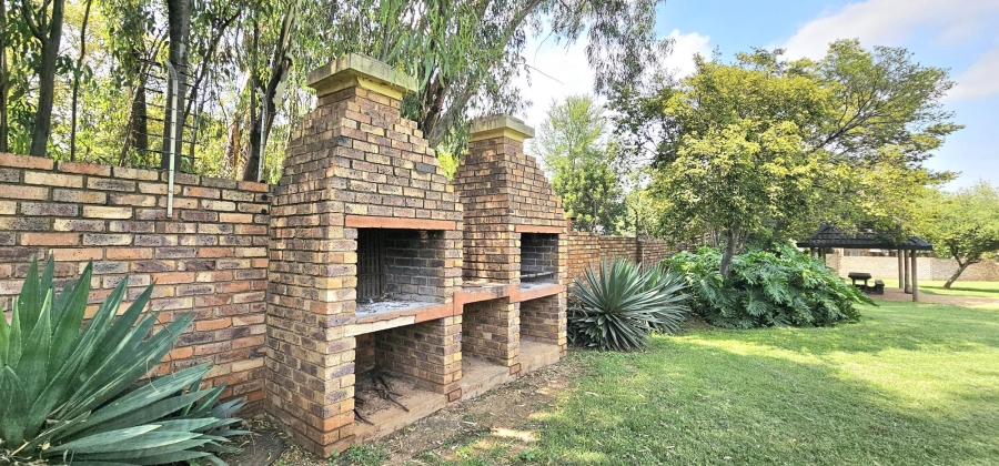 2 Bedroom Property for Sale in Die Hoewes Gauteng
