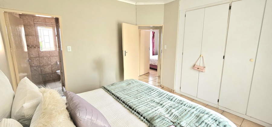 2 Bedroom Property for Sale in Die Hoewes Gauteng