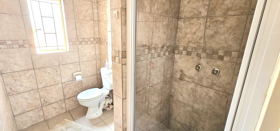 2 Bedroom Property for Sale in Die Hoewes Gauteng