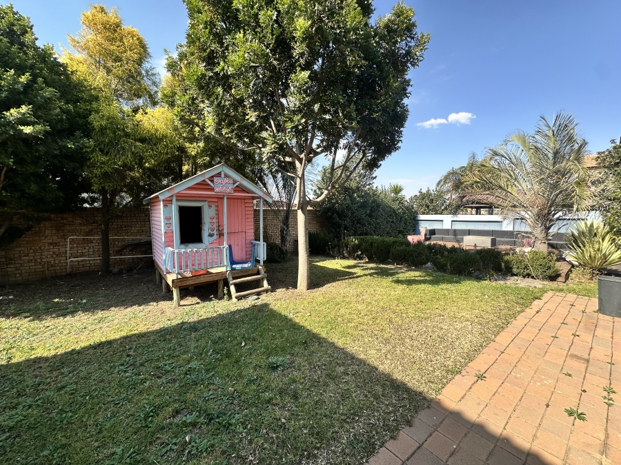 To Let 5 Bedroom Property for Rent in Thatchfield Estate Gauteng