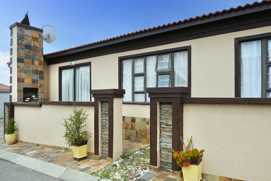 3 Bedroom Property for Sale in Noordwyk Gauteng