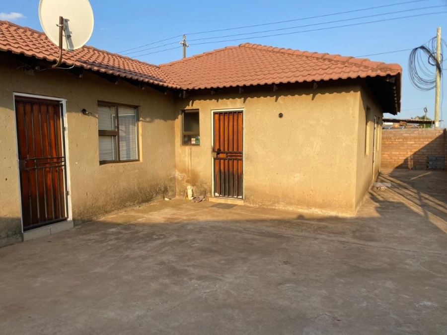 6 Bedroom Property for Sale in Moleleki Gauteng