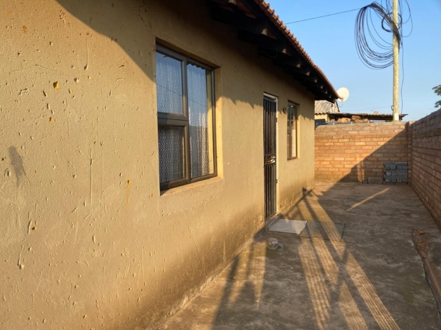 6 Bedroom Property for Sale in Moleleki Gauteng