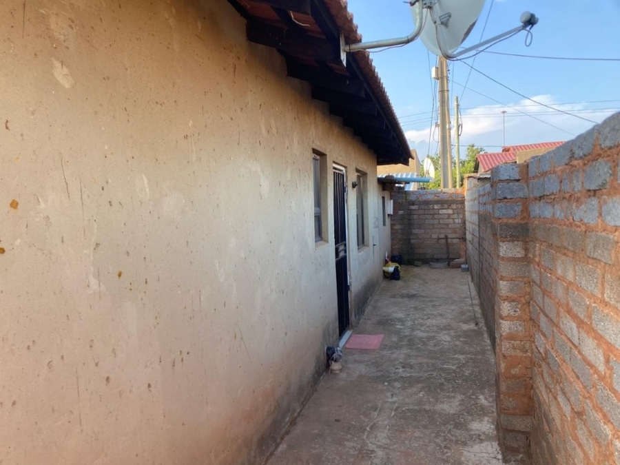 6 Bedroom Property for Sale in Moleleki Gauteng