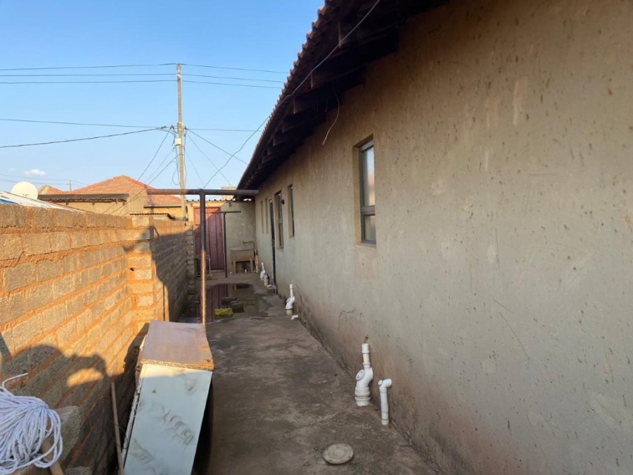 6 Bedroom Property for Sale in Moleleki Gauteng