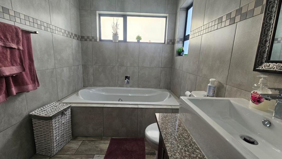 4 Bedroom Property for Sale in Midstream Ridge Gauteng