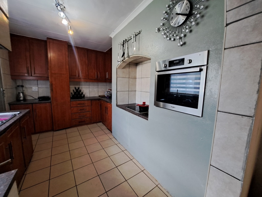 To Let 4 Bedroom Property for Rent in Mayberry Park Gauteng