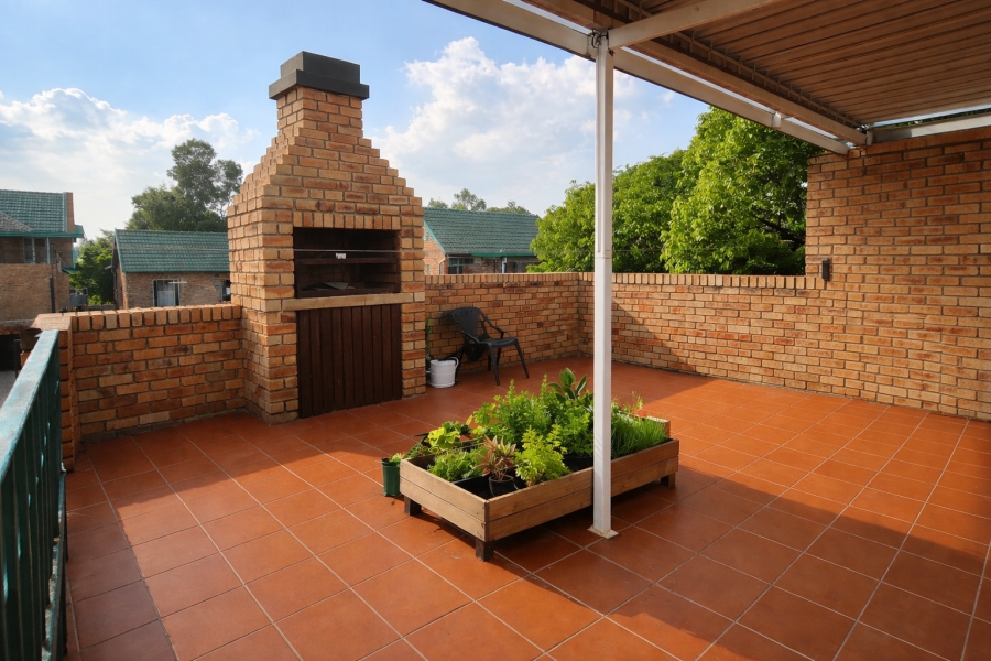 3 Bedroom Property for Sale in Die Hoewes Gauteng