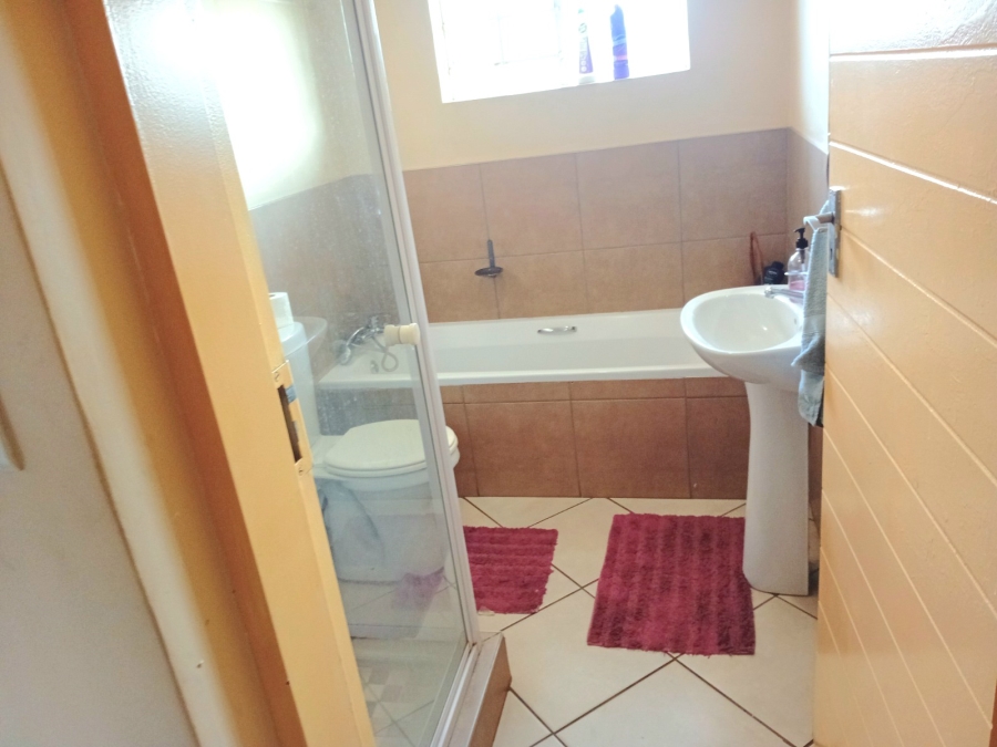2 Bedroom Property for Sale in Monavoni Gauteng