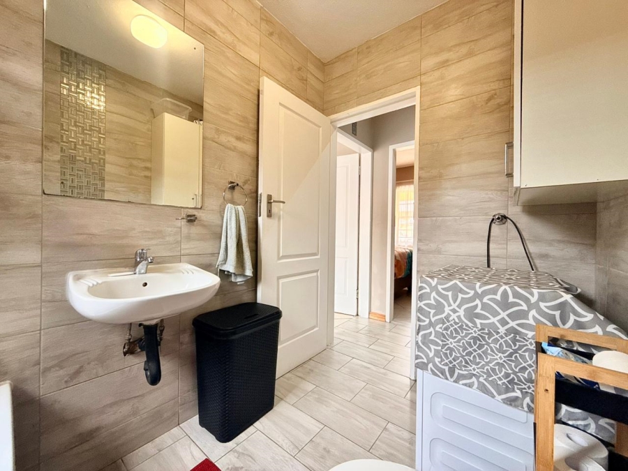 2 Bedroom Property for Sale in Monavoni Gauteng