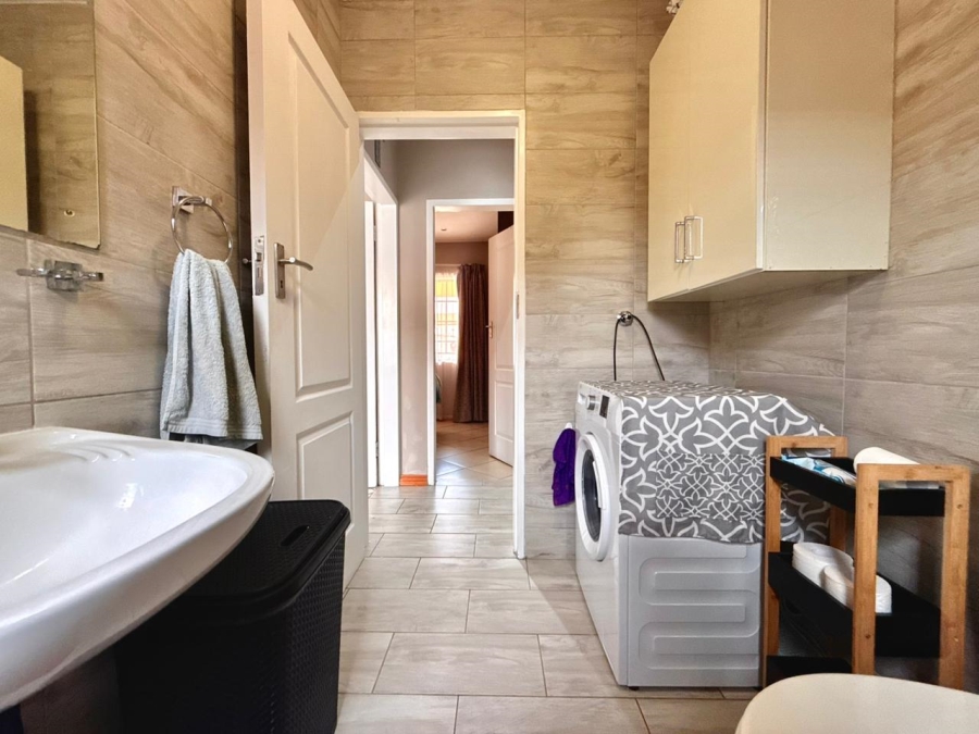 2 Bedroom Property for Sale in Monavoni Gauteng