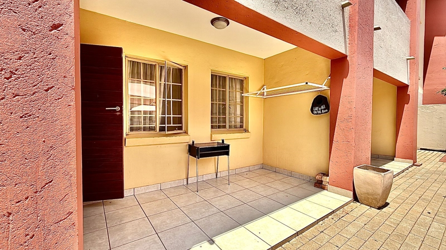 2 Bedroom Property for Sale in Monavoni Gauteng