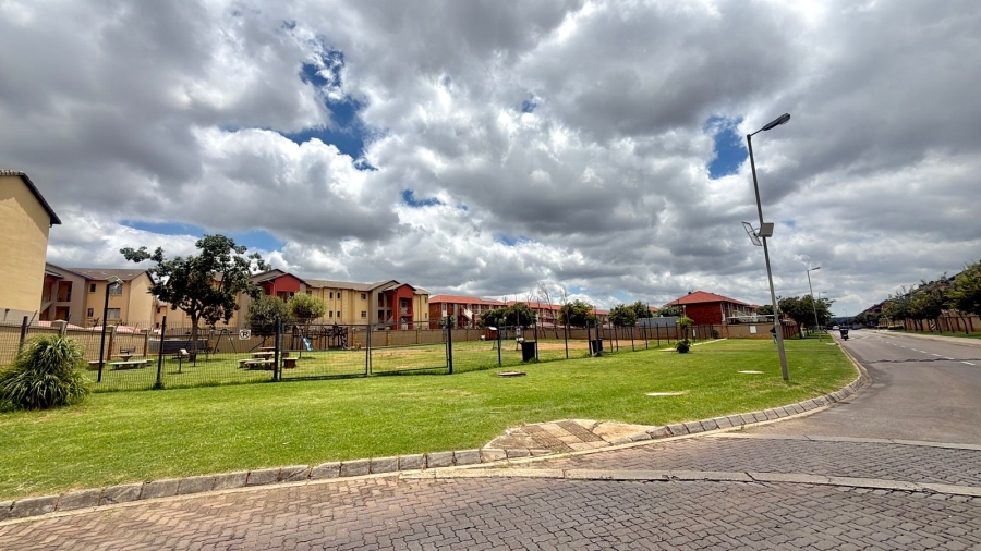 2 Bedroom Property for Sale in Monavoni Gauteng