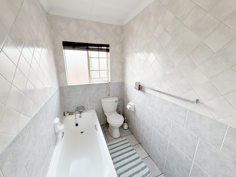 2 Bedroom Property for Sale in Wierdaglen Estate Gauteng