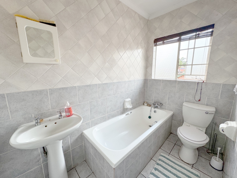 2 Bedroom Property for Sale in Wierdaglen Estate Gauteng