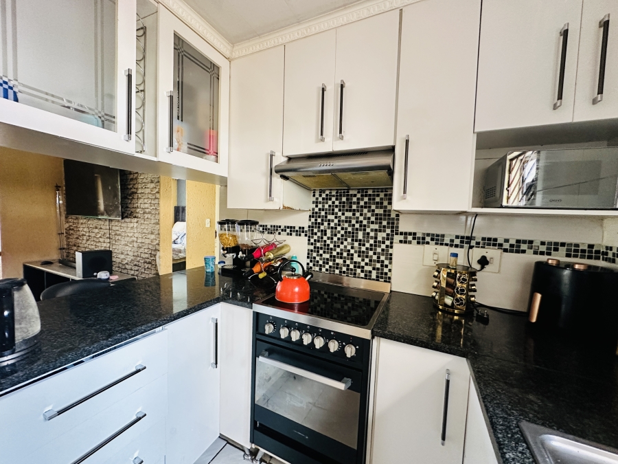 2 Bedroom Property for Sale in Meredale Gauteng