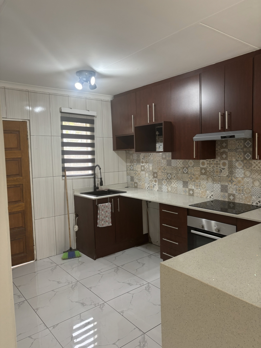 To Let 2 Bedroom Property for Rent in Douglasdale Gauteng