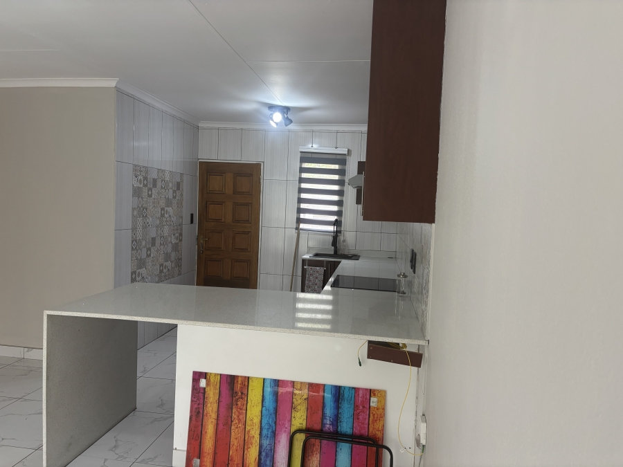 To Let 2 Bedroom Property for Rent in Douglasdale Gauteng