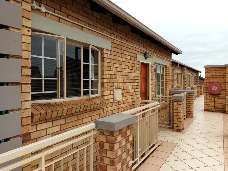 2 Bedroom Property for Sale in Monavoni Gauteng
