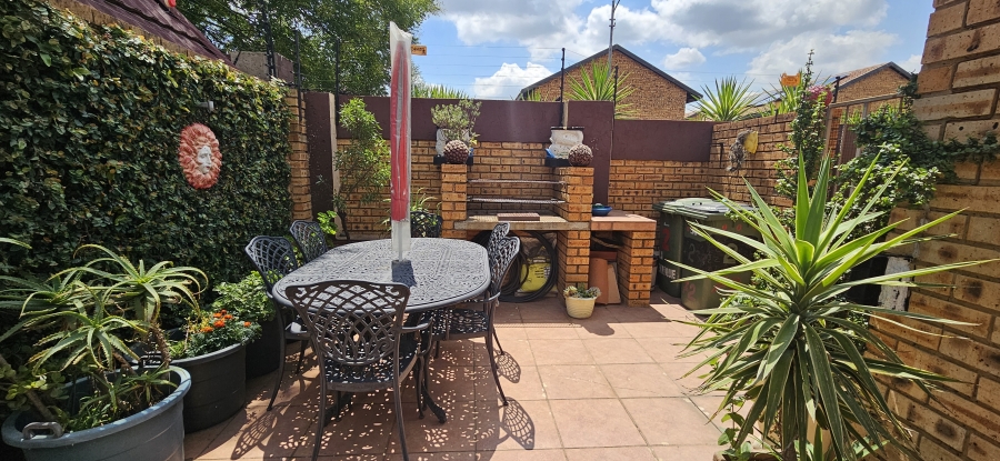 3 Bedroom Property for Sale in New Redruth Gauteng