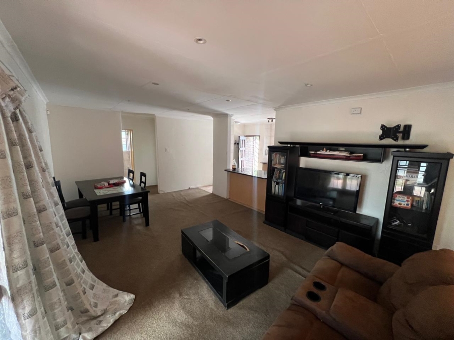 To Let 2 Bedroom Property for Rent in Broadacres Gauteng