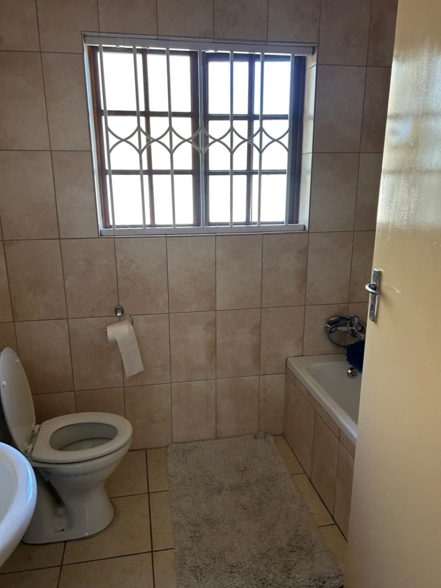 To Let 2 Bedroom Property for Rent in Broadacres Gauteng