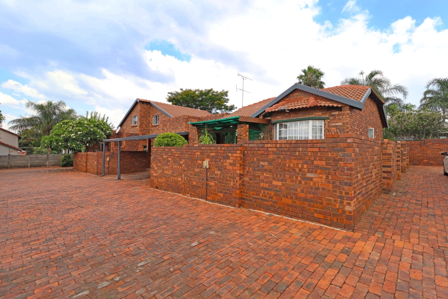 2 Bedroom Property for Sale in Weltevreden Park Gauteng