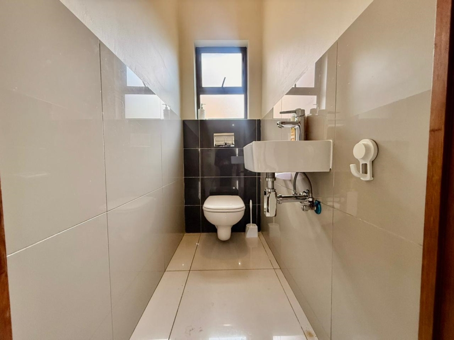 To Let 5 Bedroom Property for Rent in Monavoni Gauteng