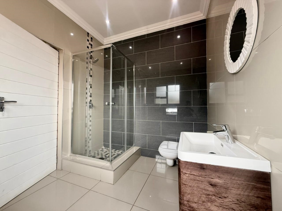 To Let 5 Bedroom Property for Rent in Monavoni Gauteng