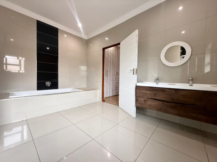 To Let 5 Bedroom Property for Rent in Monavoni Gauteng
