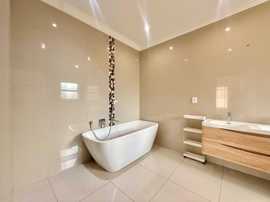 To Let 5 Bedroom Property for Rent in Monavoni Gauteng