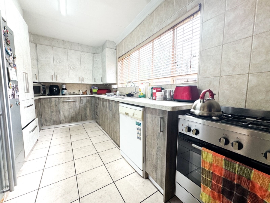 To Let 3 Bedroom Property for Rent in Wierda Park Gauteng